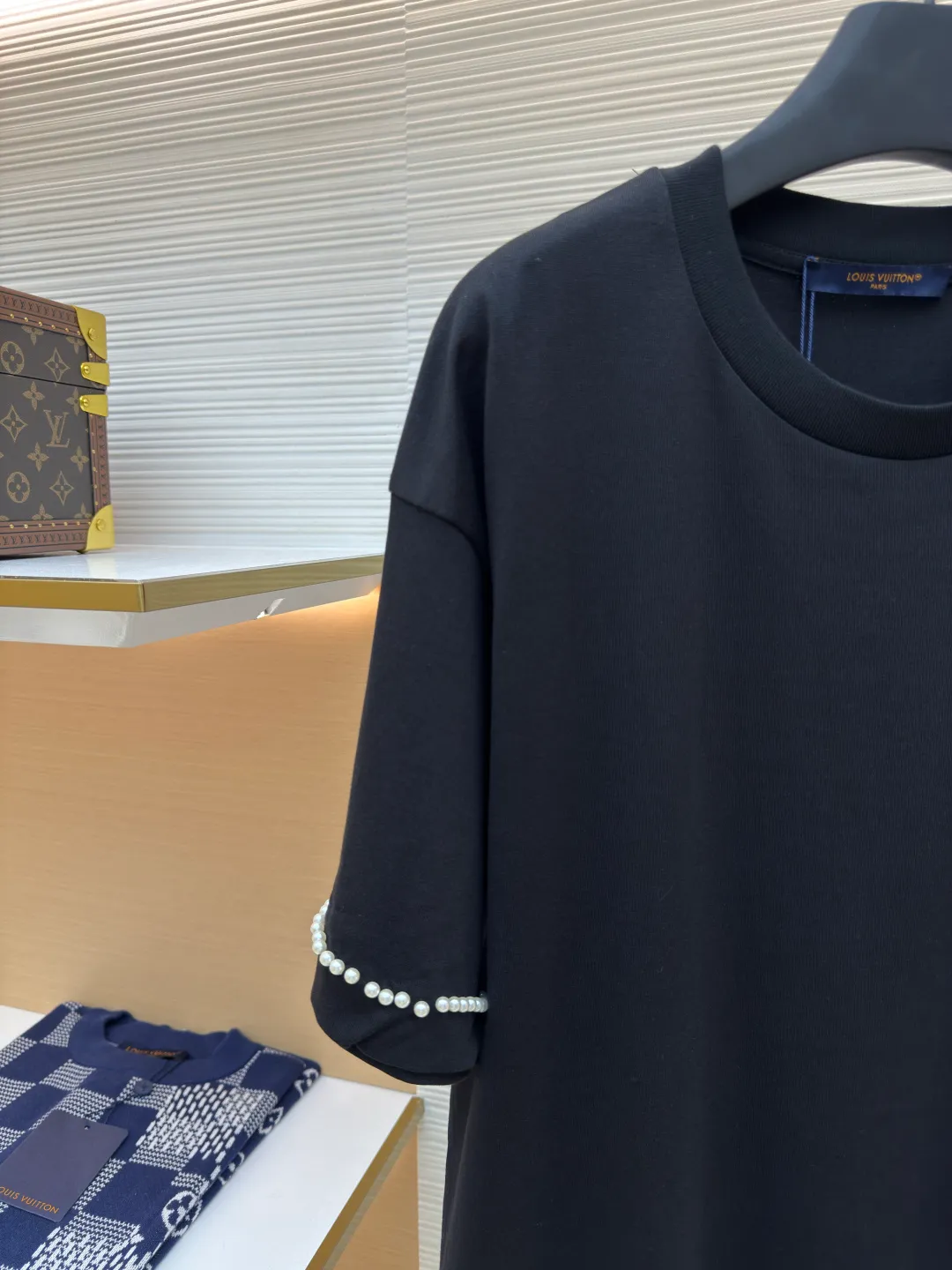 LOUIS VUITTON pearl line embroidered T-shirt ●Authentic product: purchased and developed for 12700 ●Item number: 1680107-A45 ●Fabric: cotton plain fabric ●Technology: dust-free wool production ●Version: fitted version ●Weight: about 310 grams ●Size: XS-S-M-L ●Description: The fabric is made of 32s double-ply cotton plain weave. The hairiness of the cloth surface is treated with dust-free wool processing. The finished fabric is passed through a mercerizing machine to increase the gloss of the fabric. It is equipped with a 26s double-yarn horizontal machine to weave 1*1 ribs. The front panel is embroidered with a Tajima embroidery machine imported from Japan. The rayon base film has three-dimensional embroidered letters. , the front and back hem cuffs are manually swept with powder to draw positioning lines, and the cut pieces are laid out according to the lines drawn on the actual sample, and 6-mile pearl beads are used. The special bead making machine refers to the original bead spacing and automatically beads according to the length of the yard. The overall wiring is straight and delicate, the fabric is comfortable and soft, and the color is consistent without color difference. It can be matched with the same style to create a fashionable look and control various occasions. Customized accessories, complete with three standards, same style for men and women!